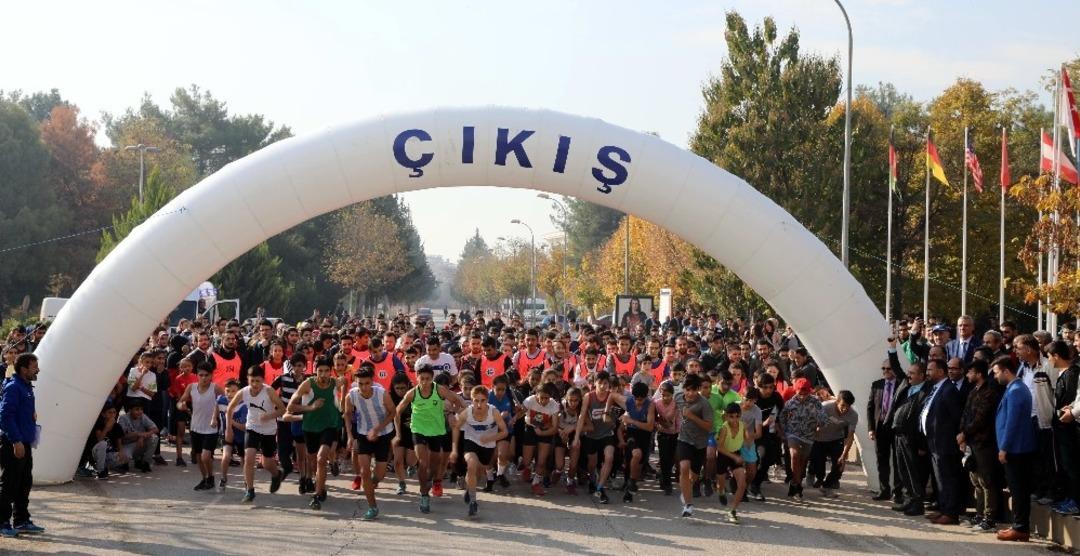 GA&Uuml;N&rsquo;de geleneksel Atat&uuml;rk koşusu ger&ccedil;ekleşti