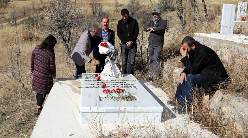 DHA muhabiri Cem Emir, mezarı başında anıldı