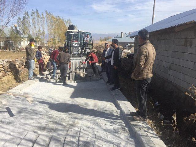 Çaldıran’da yollar parke taşıyla süsleniyor