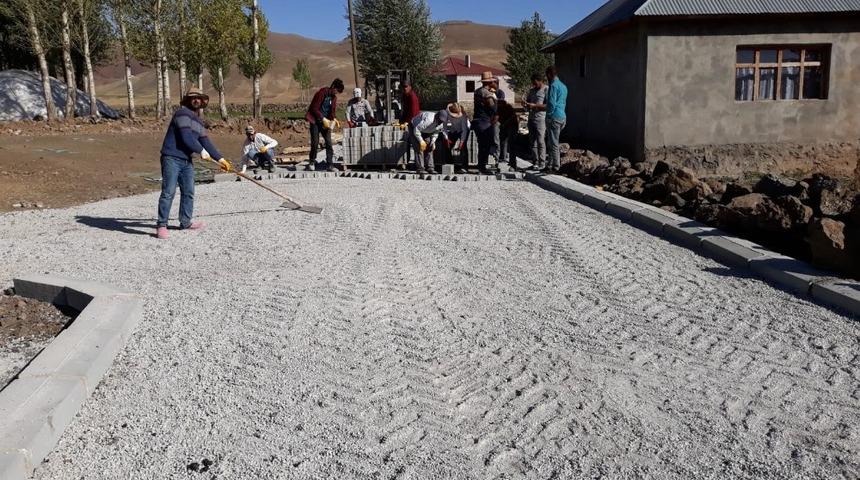&Ccedil;aldıran&rsquo;da yollar parke taşıyla s&uuml;sleniyor
