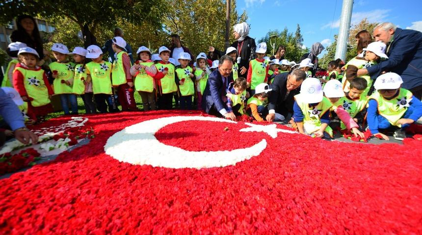 Uşak’ta 80 bin karanfille Türk bayrağı ve Atatürk silueti