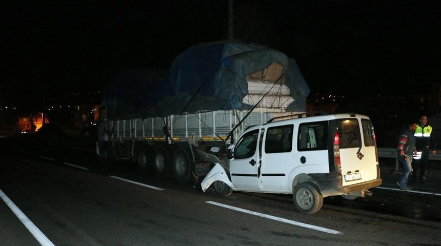 Otomobil tıra &ccedil;arptı: 1 yaralı