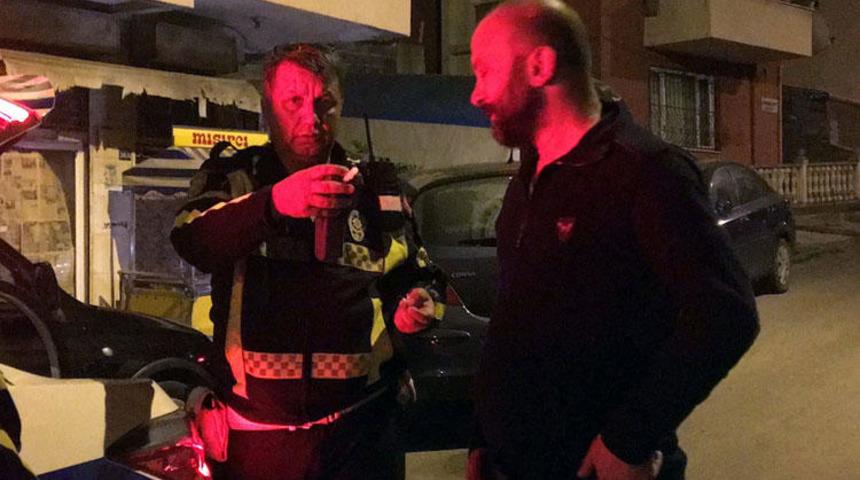 Park halindeki araçlara çarpan 'alkollü sürücü' polisi ikna etmeye çalıştı