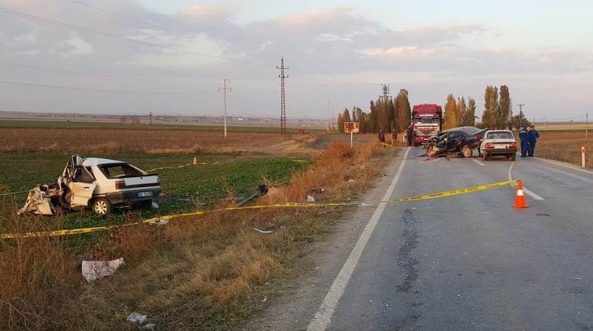 Otomobiller &ccedil;arpıştı: 1 &ouml;l&uuml;, 4 yaralı