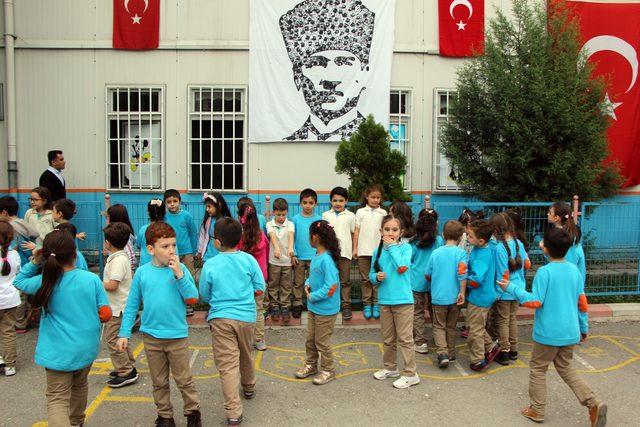 El izleri ile Atatürk portresini oluşturdular