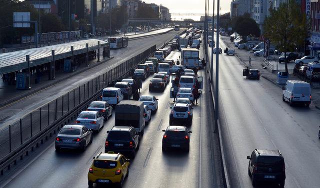 Saat 09.05'te D-100'de saygı duruşu