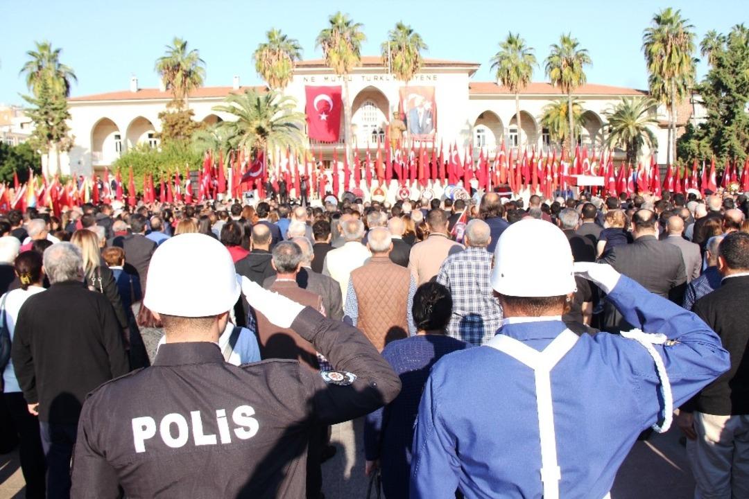 Mersin&rsquo;de 7&rsquo;den 70&rsquo;e herkes Atat&uuml;rk&rsquo;&uuml; andı