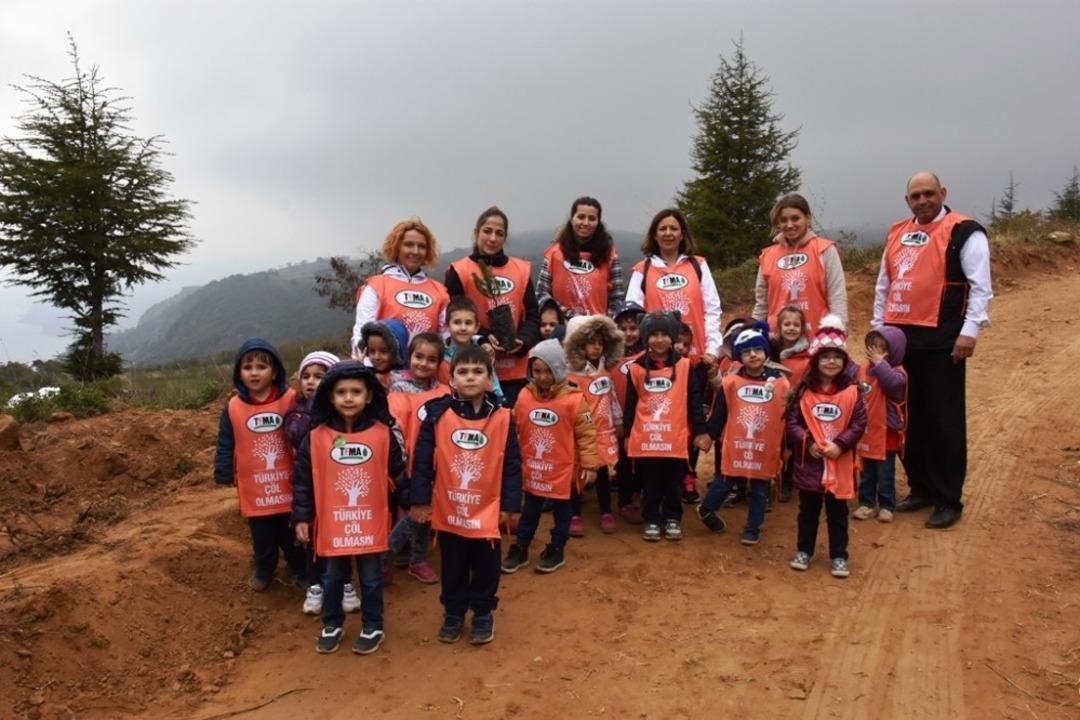 Minik eller fidanları toprakla buluşturdu