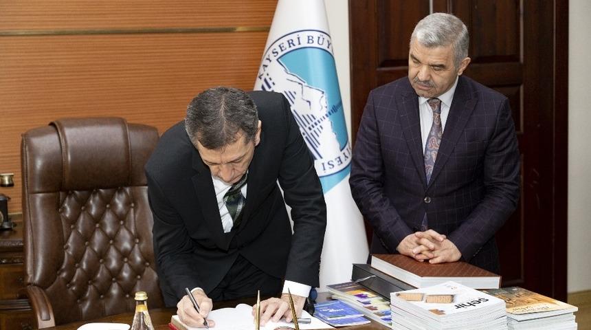 Bakan Selçuk’tan Başkan Çelik’in kültür sanat çalışmalarına övgü dolu sözler