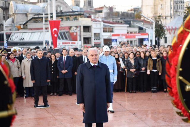 Taksim Meydanı'nda Atatürk'ü anma töreni