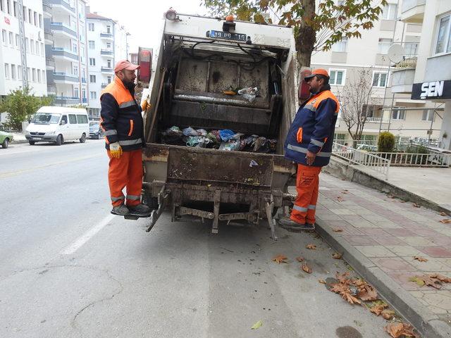 Temizlik işçileri ve Iraklı inşaat çalışanları saygı duruşuna geçti