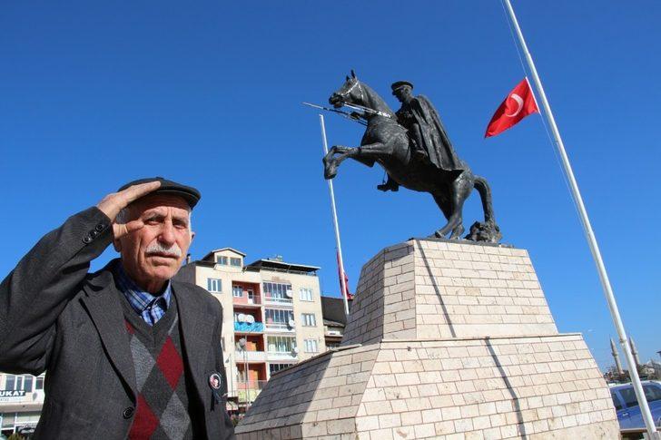 78 Yaşındaki Gazi oğlu okuduğu şiir salondakileri duygulandırdı G2