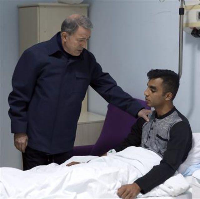 Bakan Akar, Derecik'te yaralanan askerleri ziyaret etti