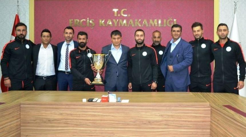 Türkiye şampiyonluğu kupasını Kaymakama hediye ettiler