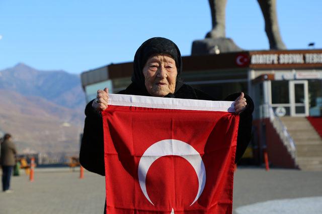 Erzade nine, Atatepe'de saygı duruşunda bulundu