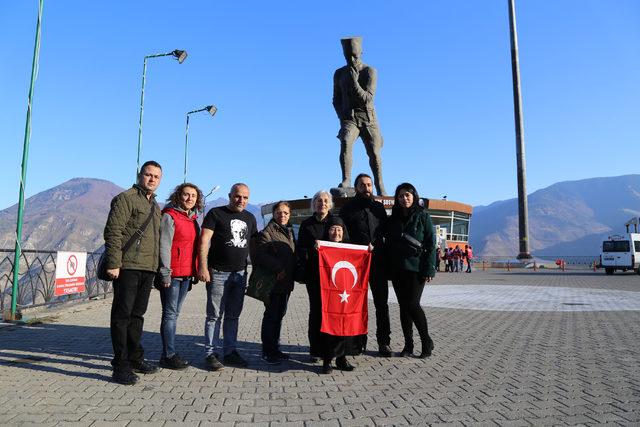 Erzade nine, Atatepe'de saygı duruşunda bulundu