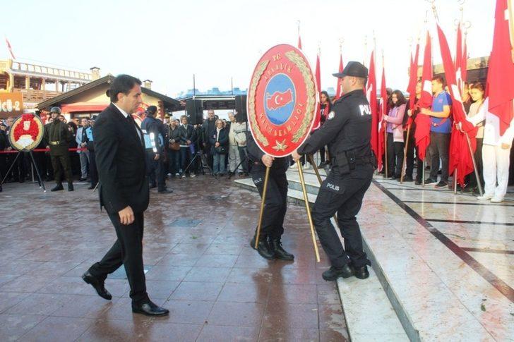 Ayvalık’ta Atatürk büyük bir hüzünle anıldı G3