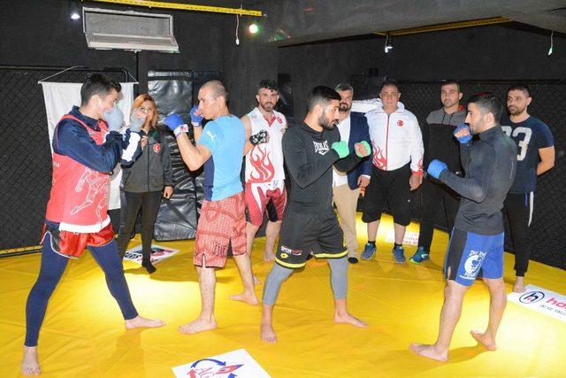 Milli sporcular KUDO MMA Dünya Şampiyonası için Torbalı’da kampta