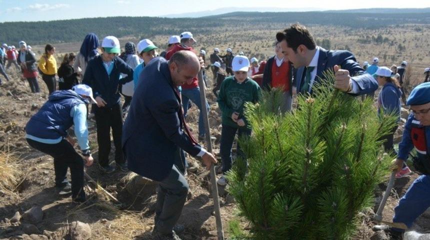 Öğrenciler, fidanları toprakla buluşturdu