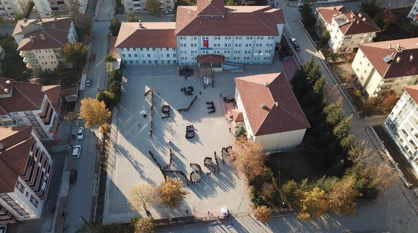 Oluşturdukları farklı kareografi ile Ata&rsquo;larını andılar