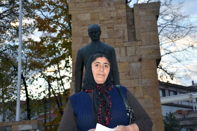 Aşık Veysel in Atat&uuml;rk e yazdığı ağıtı tarihi bağlamasıyla okudu 1