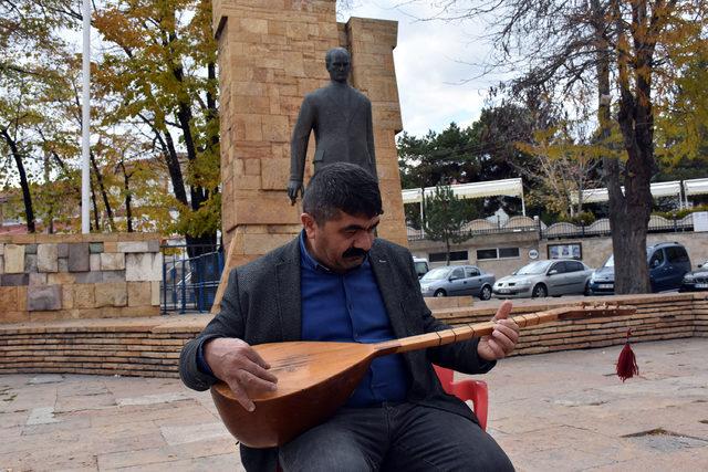 Aşık Veysel in Atat&uuml;rk e yazdığı ağıtı tarihi bağlamasıyla okudu 2