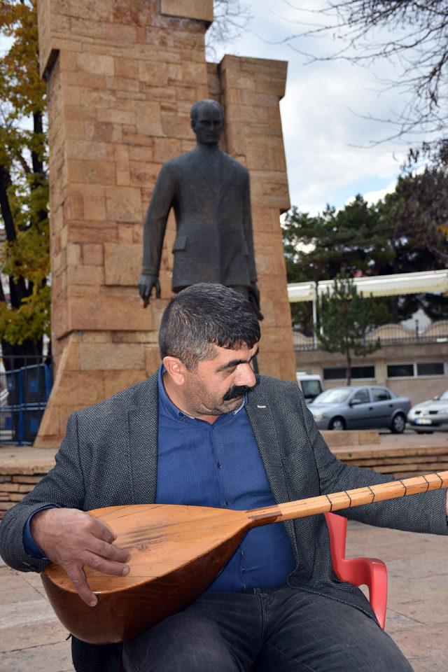 Aşık Veysel in Atat&uuml;rk e yazdığı ağıtı tarihi bağlamasıyla okudu 3