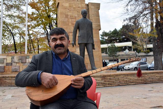 Aşık Veysel in Atat&uuml;rk e yazdığı ağıtı tarihi bağlamasıyla okudu 4