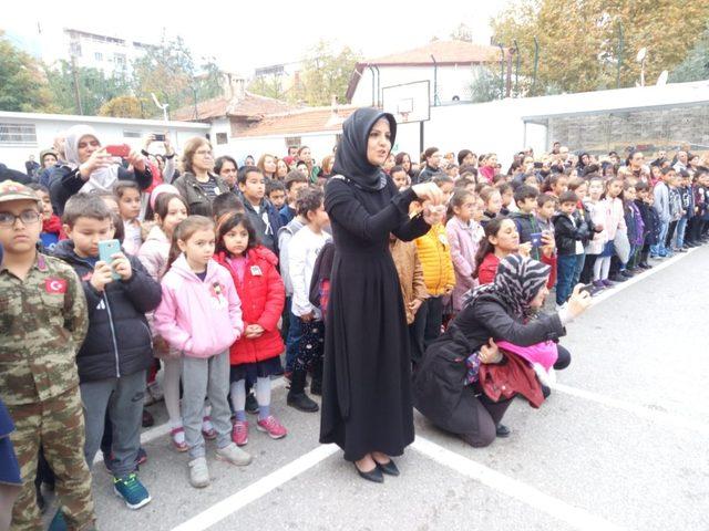 Anaokullu miniklerden işaret diliyle 10 Kasım şarkısı