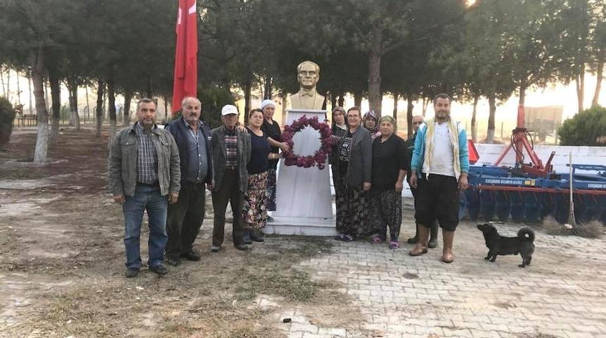 Mahalleliden Atat&uuml;rk&rsquo;e kasımpatılı anma