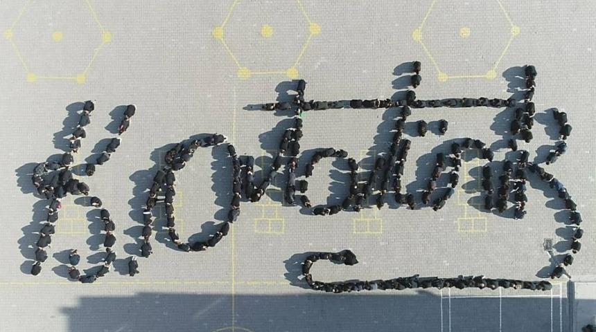 Bedenleriyle okul bah&ccedil;esine Atat&uuml;rk&rsquo;&uuml;n imzasını attılar