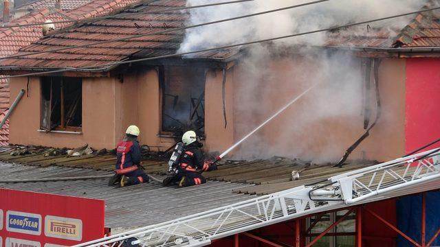 Lastik tamirhanesinde çıkan yangın evi de yaktı