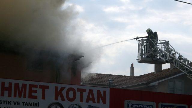 Lastik tamirhanesinde çıkan yangın evi de yaktı