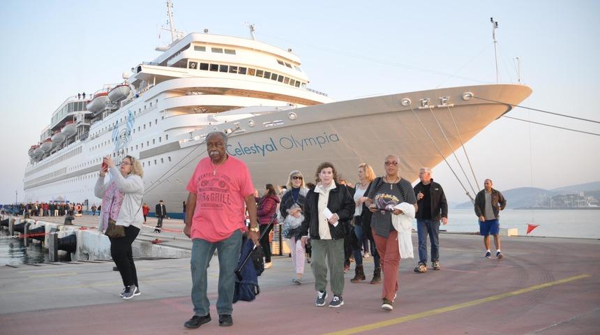Kuşadası'nda kruvaziyer turizmi sezonu 'Celestyal Olympia' ile kapandı