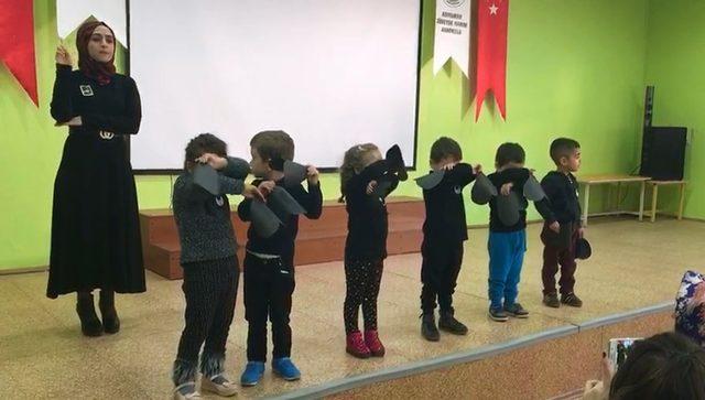 Minikler Atatürk’ü işaret dile eşliğindeki gösteri ile andı