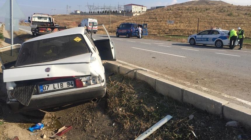 Otomobil orta bariyerlere &ccedil;arptı