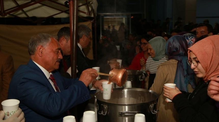 Vize sınavlarına hazırlanan &ouml;ğrencilere sıcak &ccedil;orba ikramı