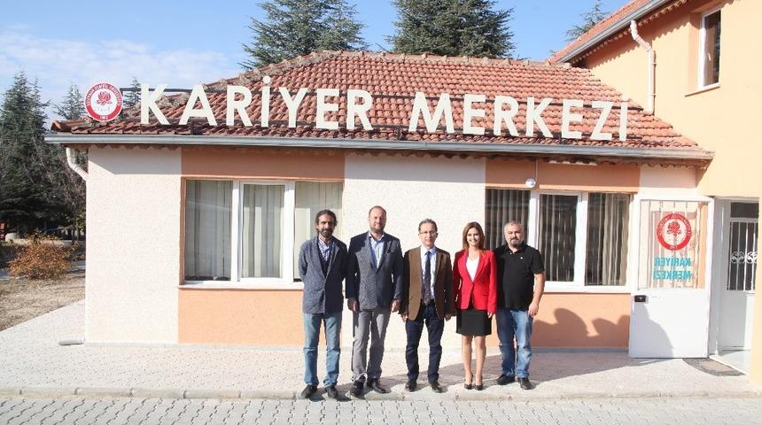 SD&Uuml;&rsquo;de her hafta 1 fak&uuml;lteye bireysel kariyer danışmanlığı