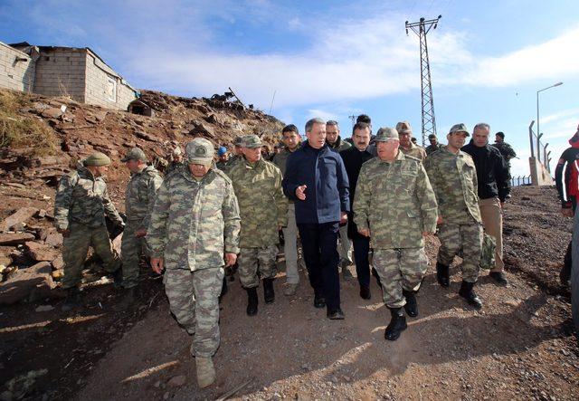 Bakan Akar ve komutanlar, patlamanın meydana geldiği üs bölgesinde