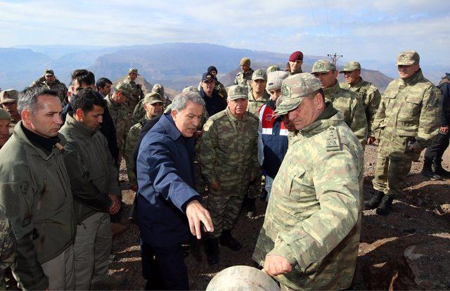 Bakan Akar ve komutanlar, patlamanın meydana geldiği üs bölgesinde