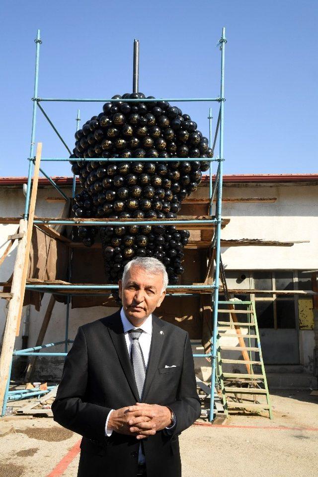 Isparta’ya üzerinde Esma-ül Hüsna bulunan 3 bin 500 taneli dev üzüm salkımı