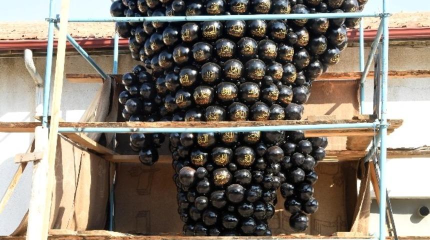 Isparta&rsquo;ya &uuml;zerinde Esma-&uuml;l H&uuml;sna bulunan 3 bin 500 taneli dev &uuml;z&uuml;m salkımı