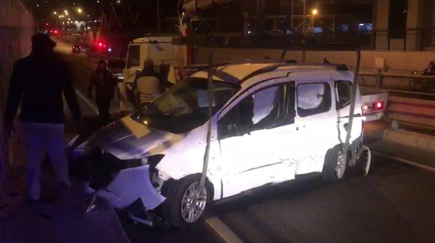 Kuşadası&rsquo;nda alkoll&uuml; s&uuml;r&uuml;c&uuml; emniyet &ouml;n&uuml;nde tretuvara &ccedil;arptı; 1 yaralı