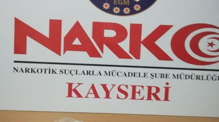 Zehir taciri 3 kişi yakalandı