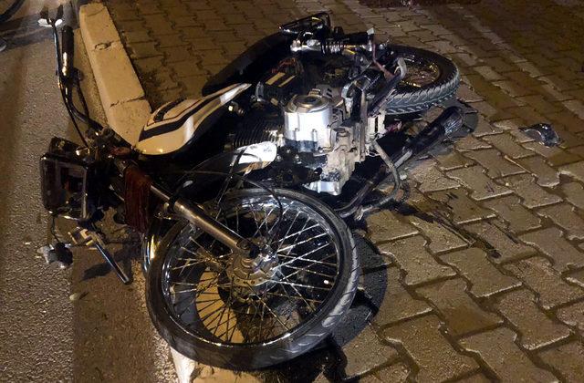 Motosikletiyle önce kaldırıma sonra trafoya çarpan sürücü öldü