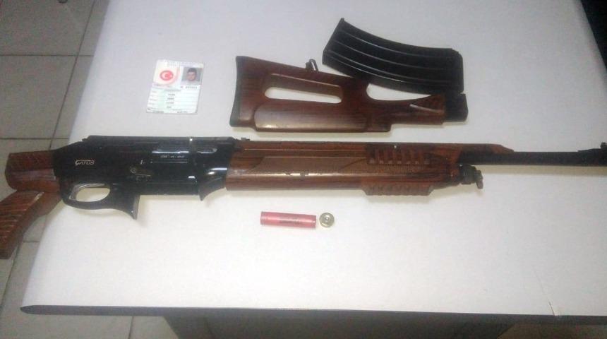 Ş&uuml;pheli ara&ccedil;lardan tabanca ve pompalı t&uuml;fek &ccedil;ıktı
