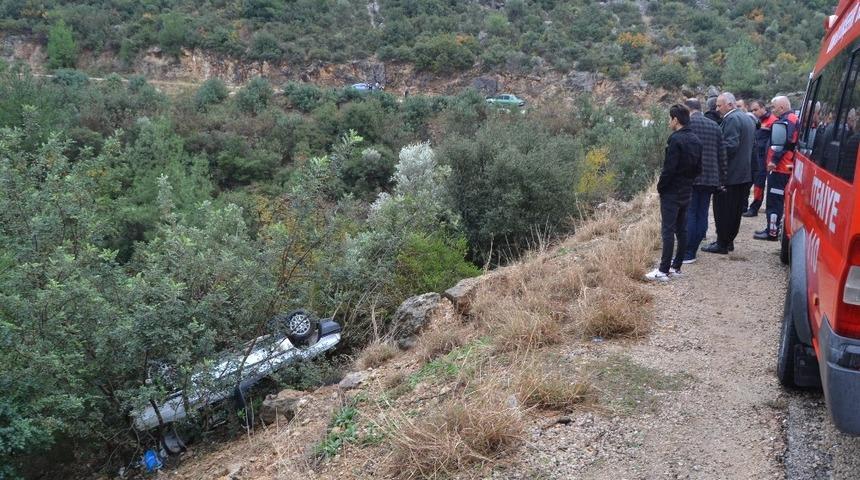 Otomobil u&ccedil;uruma yuvarlandı: 2 yaralı