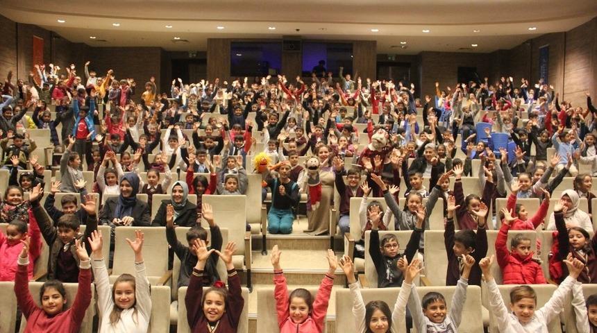 Binlerce çocuk, müzikli çocuk oyununu izledi