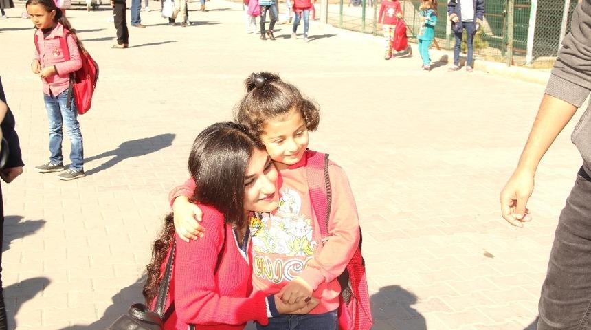 Suriyeli çocuklar ’Oyuncak Köprüsü’ ile güldü