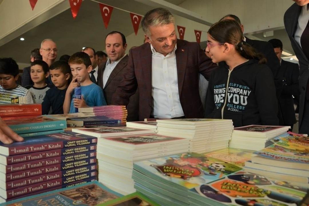 Vali Yazıcı Bigadi&ccedil; kitap fuarına katıldı